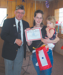 (l-r) Commander Larry Thiele presenting certificate and Blue Star Banner to Mandy Schmidt and her daughter Odessy. 
