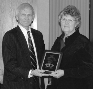 Jeff Espich, MarkleBank’s Chairman of the Board, is shown presenting Linda Kiel, a teller at the Warren office, with a plaque congratulating her on her response during the Warren robbery. Also congratulated were Sally Ford, a teller at Warren, and Rick Oatess, MarkleBank’s Security Officer.